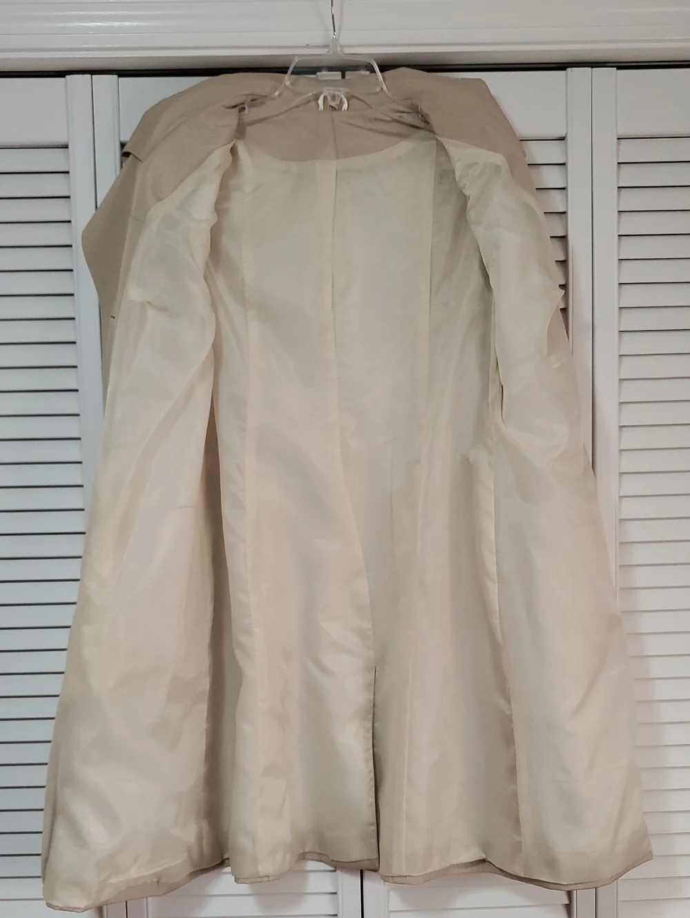 Women's Modern Style Belted Trench Coat. Size M
